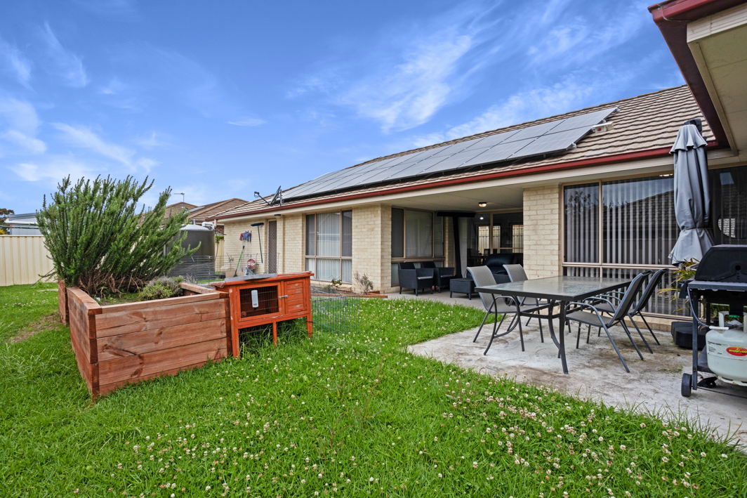 Nowra Retreat: Spacious Home with Open-Plan Living in a Quiet Location — Home image 5