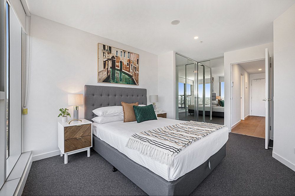 High-Rise Balcony Unit with City Views, Gym, Pool — Home image 3