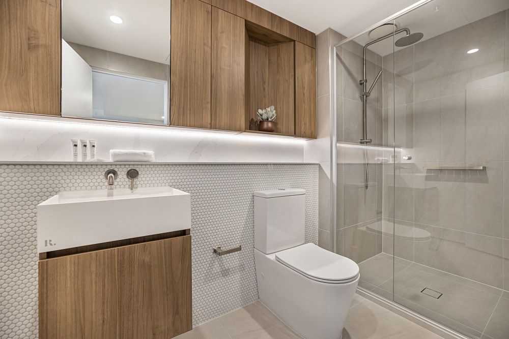 High-Rise Balcony Unit with City Views, Gym, Pool — Home image 7