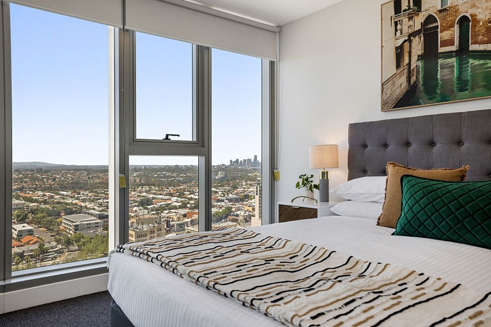 High-Rise Balcony Unit with City Views, Gym, Pool — Home image 13