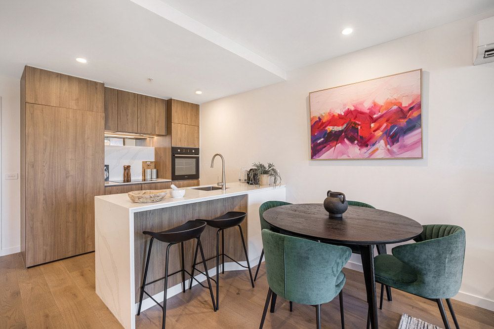 High-Rise Balcony Unit with City Views, Gym, Pool — Home image 14