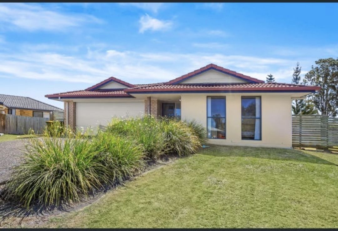 Beautiful 4 bedroom 2 bathroom house in quiet neighbourhood — Home image 2