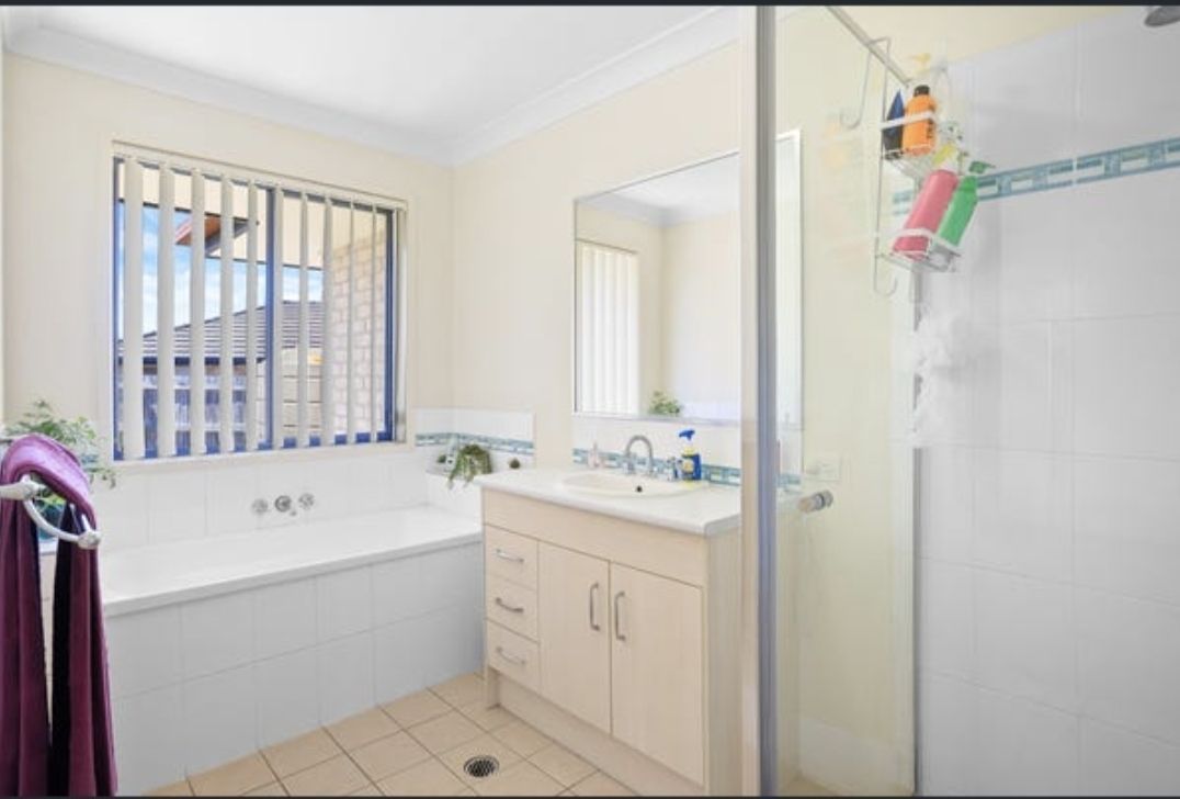 Beautiful 4 bedroom 2 bathroom house in quiet neighbourhood — Home image 3