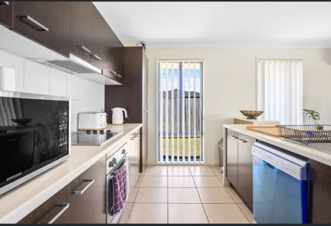 Beautiful 4 bedroom 2 bathroom house in quiet neighbourhood — Home image 4