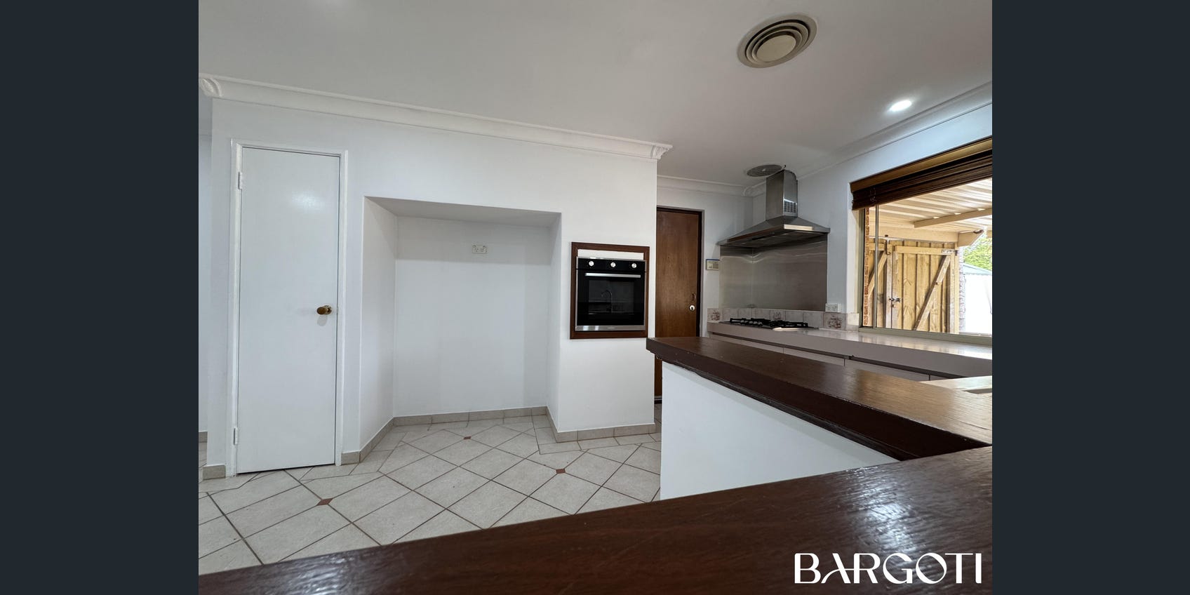 CONVENIENTLY LOCATED x4 BED x2 BATH ELLENBROOK HOME — Home image 5