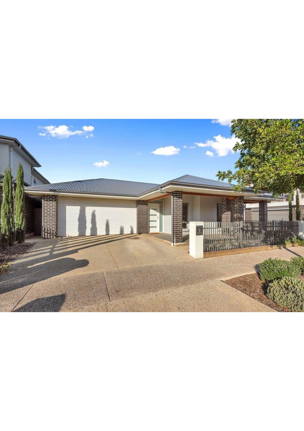 Modern house with 5 bedrooms near city — Home image 2