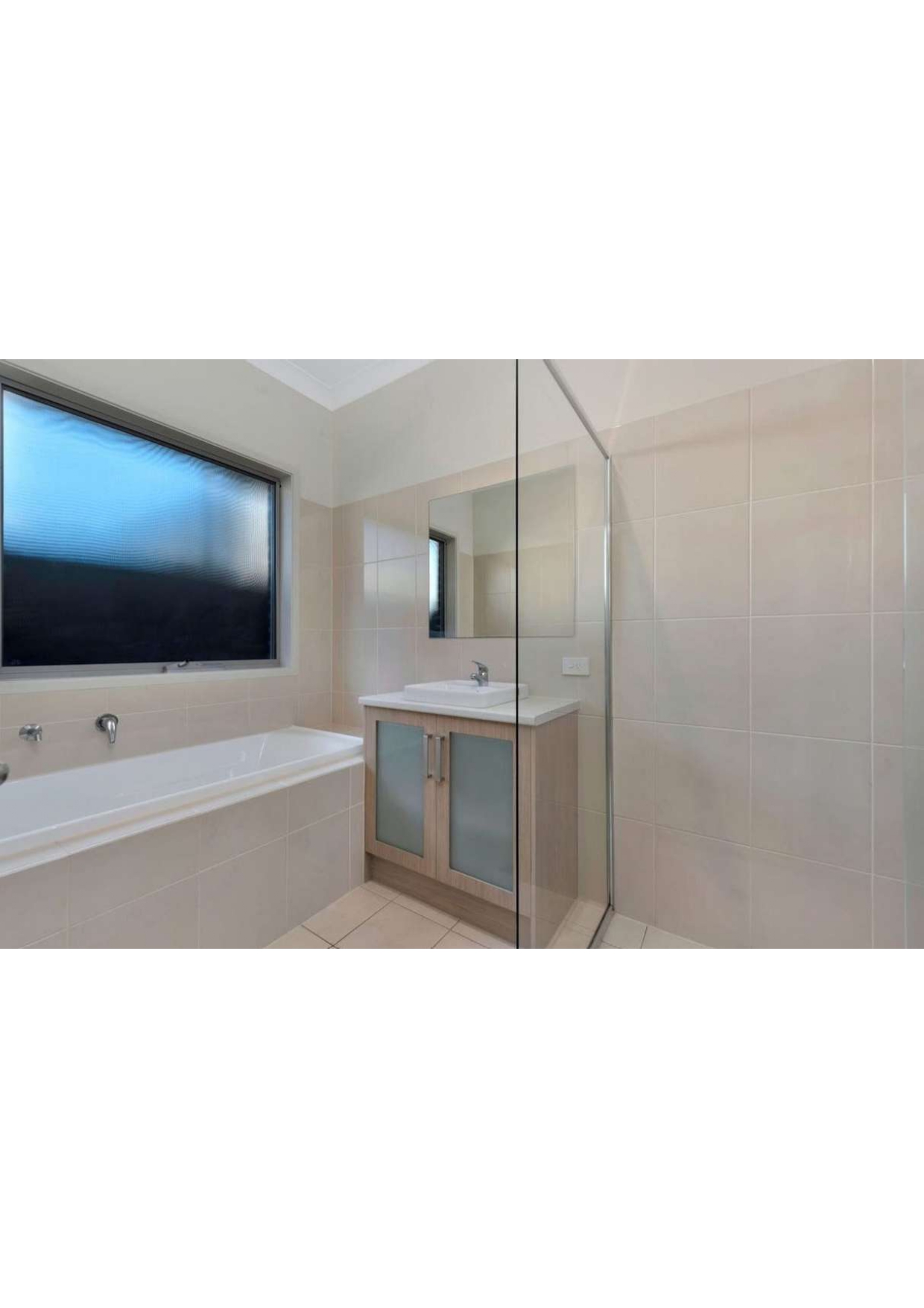 Modern house with 5 bedrooms near city — Home image 3