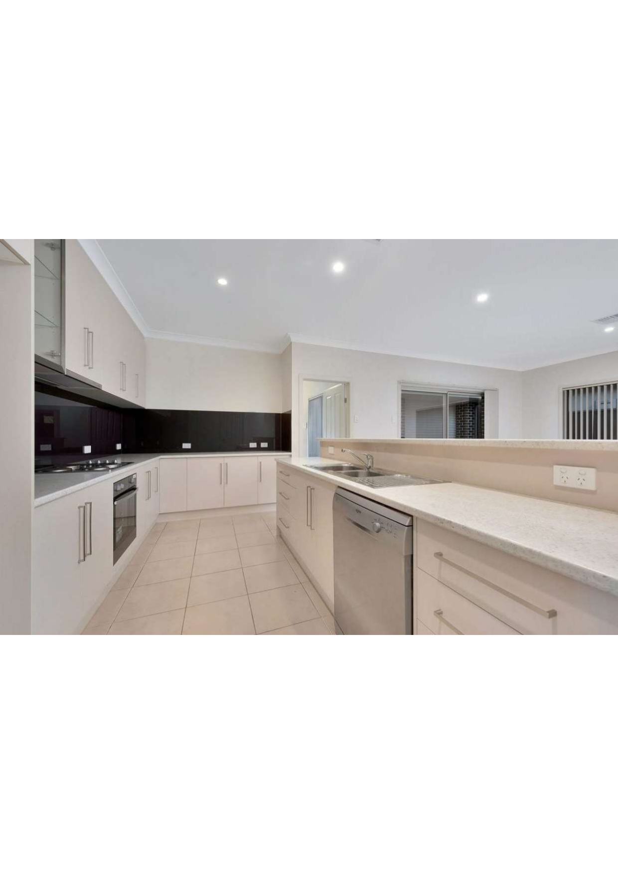 Modern house with 5 bedrooms near city — Home image 4