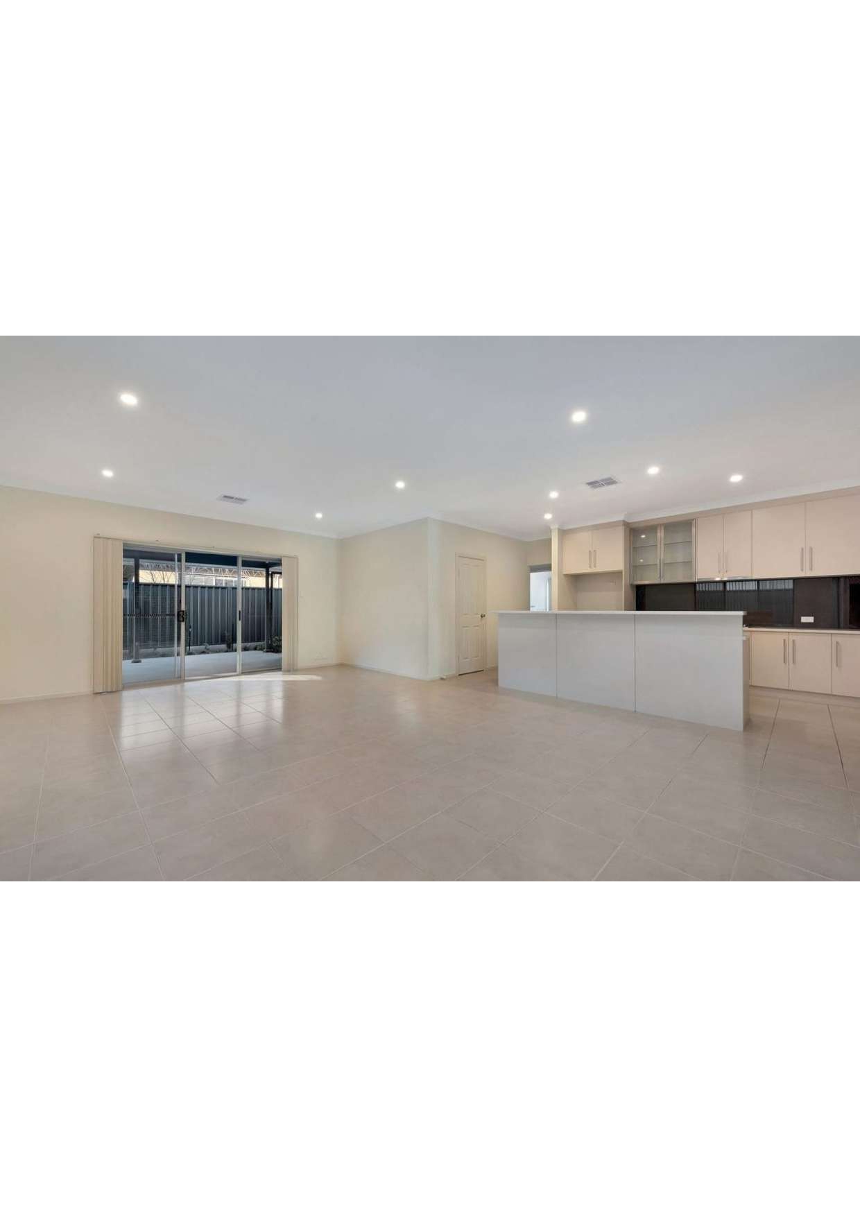 Modern house with 5 bedrooms near city — Home image 8