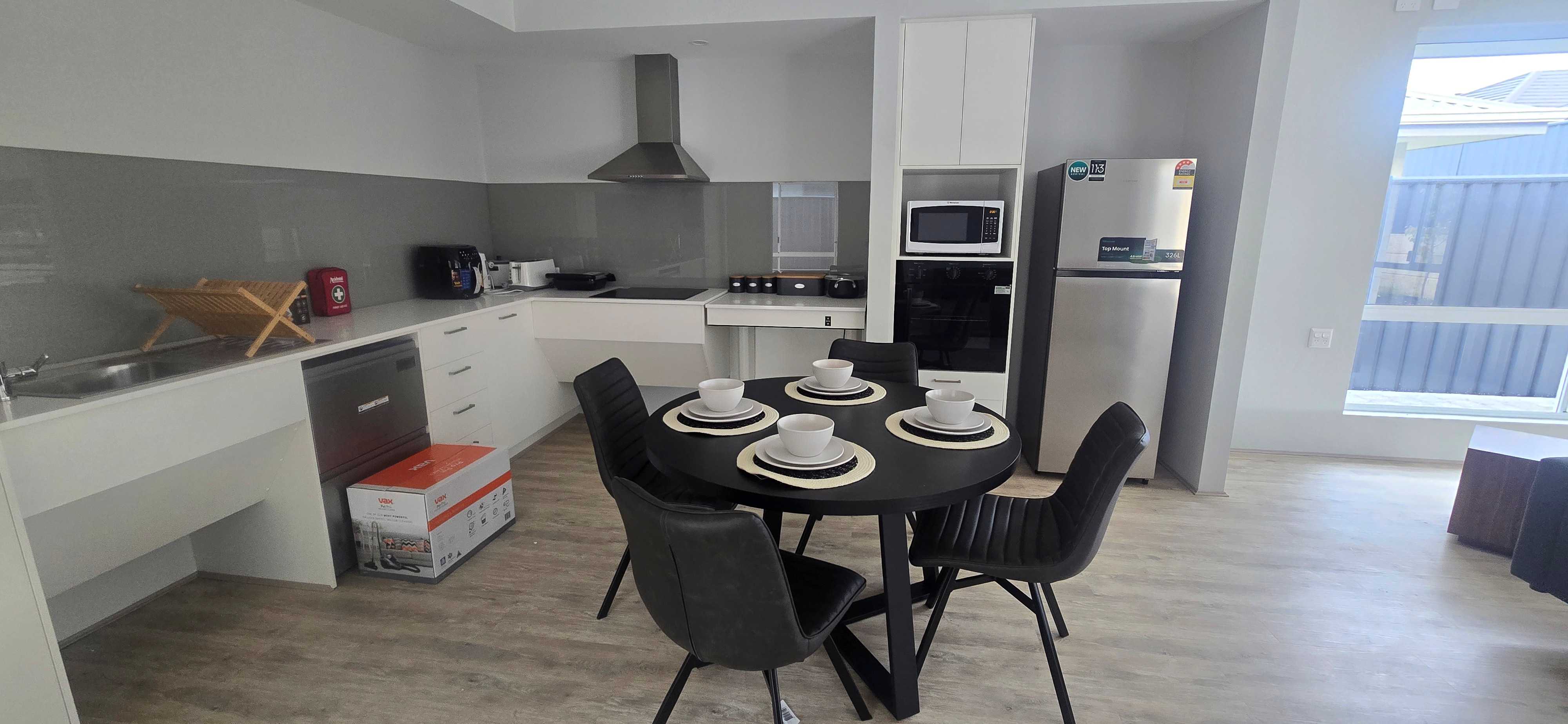 HPS Home in Baldivis - 3 Bed with ensuites & Onsite Overnight Room ! — Home image 3
