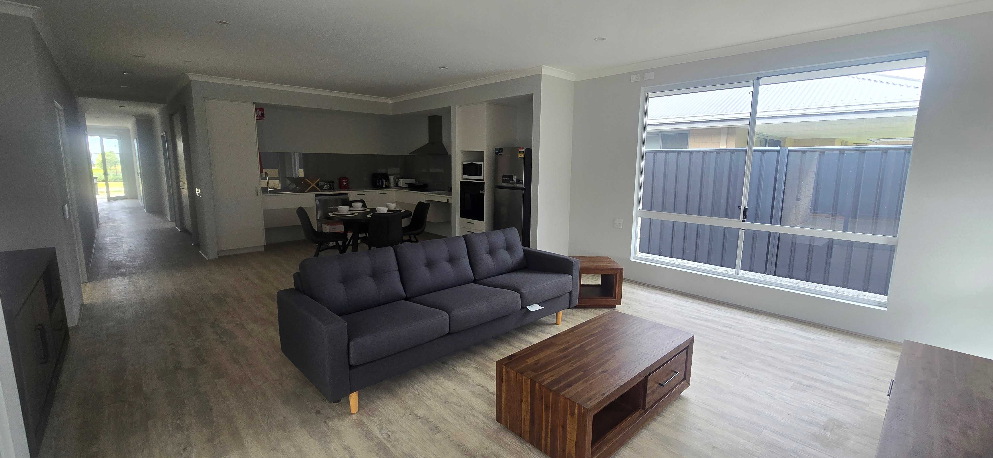 HPS Home in Baldivis - 3 Bed with ensuites & Onsite Overnight Room ! — Home image 4