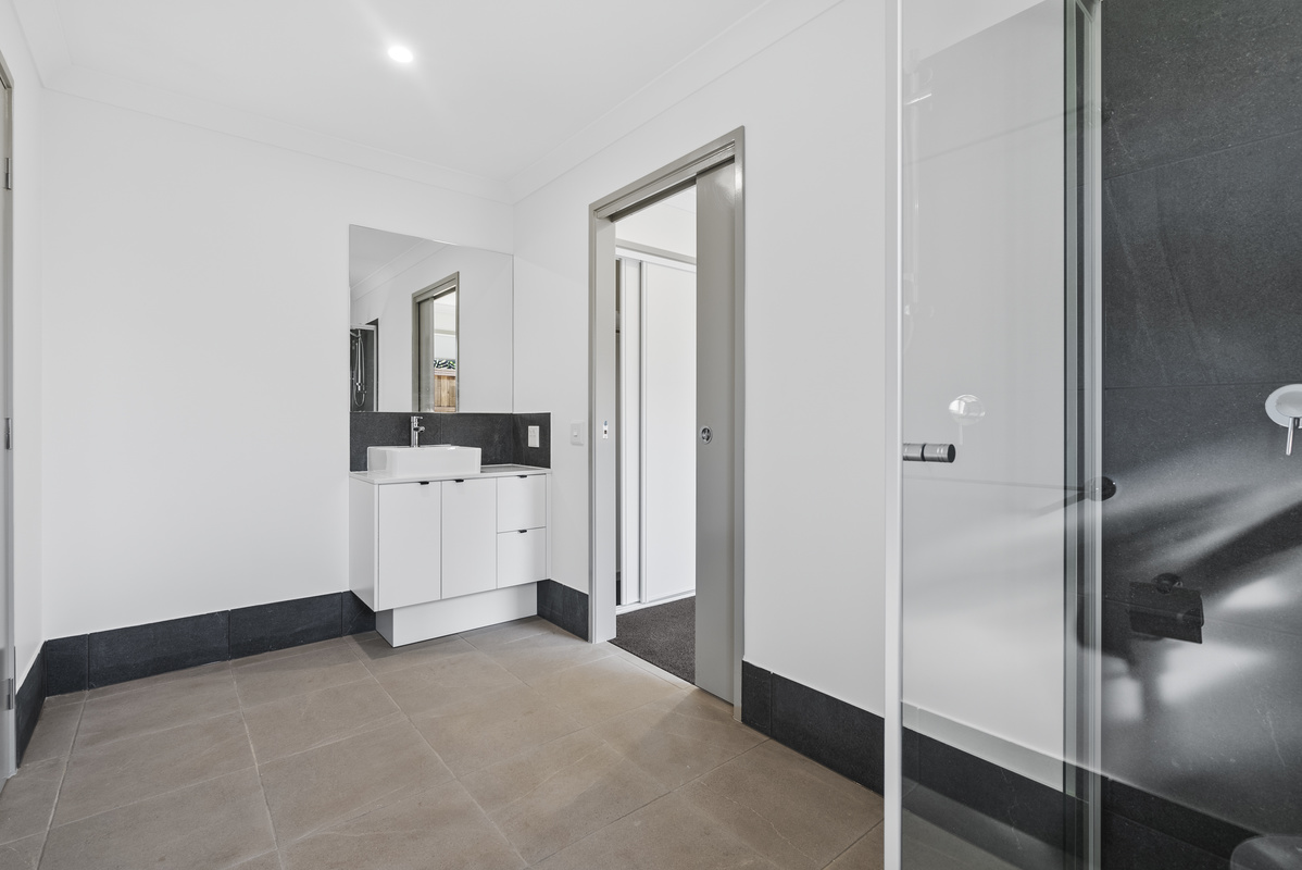 REDLAND BAY, QLD - IMPROVED LIVEABILITY HOUSE — Home image 4
