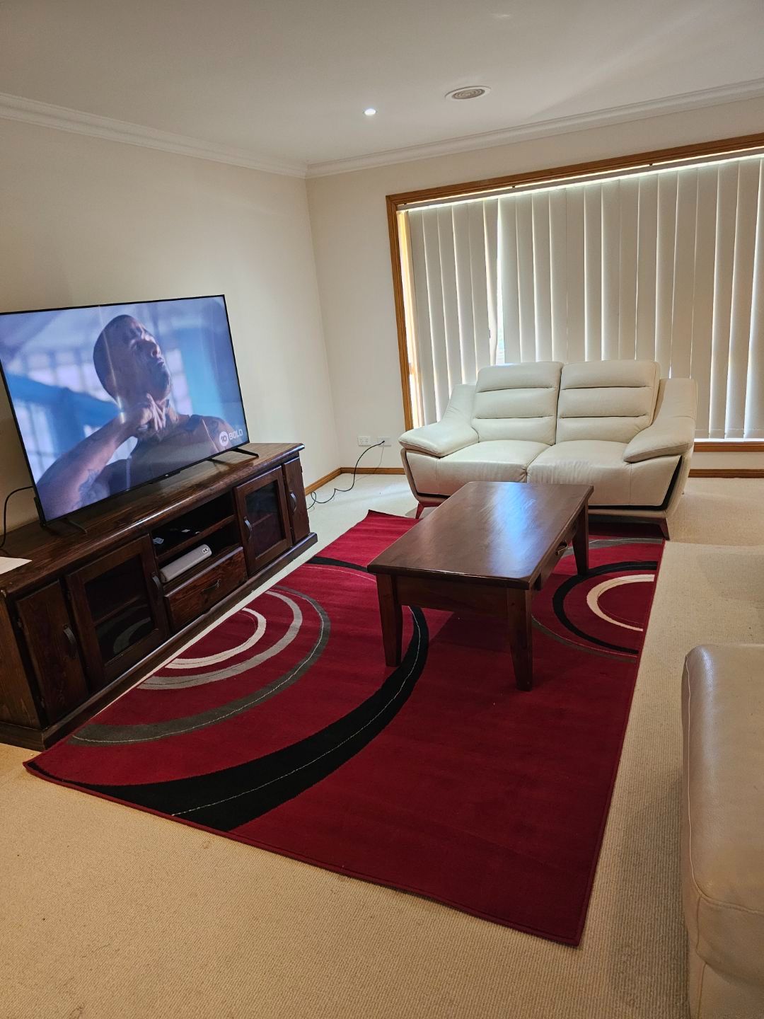 Beautiful open plan living space set in a modern estate, close to public transport and parks — Home image 6