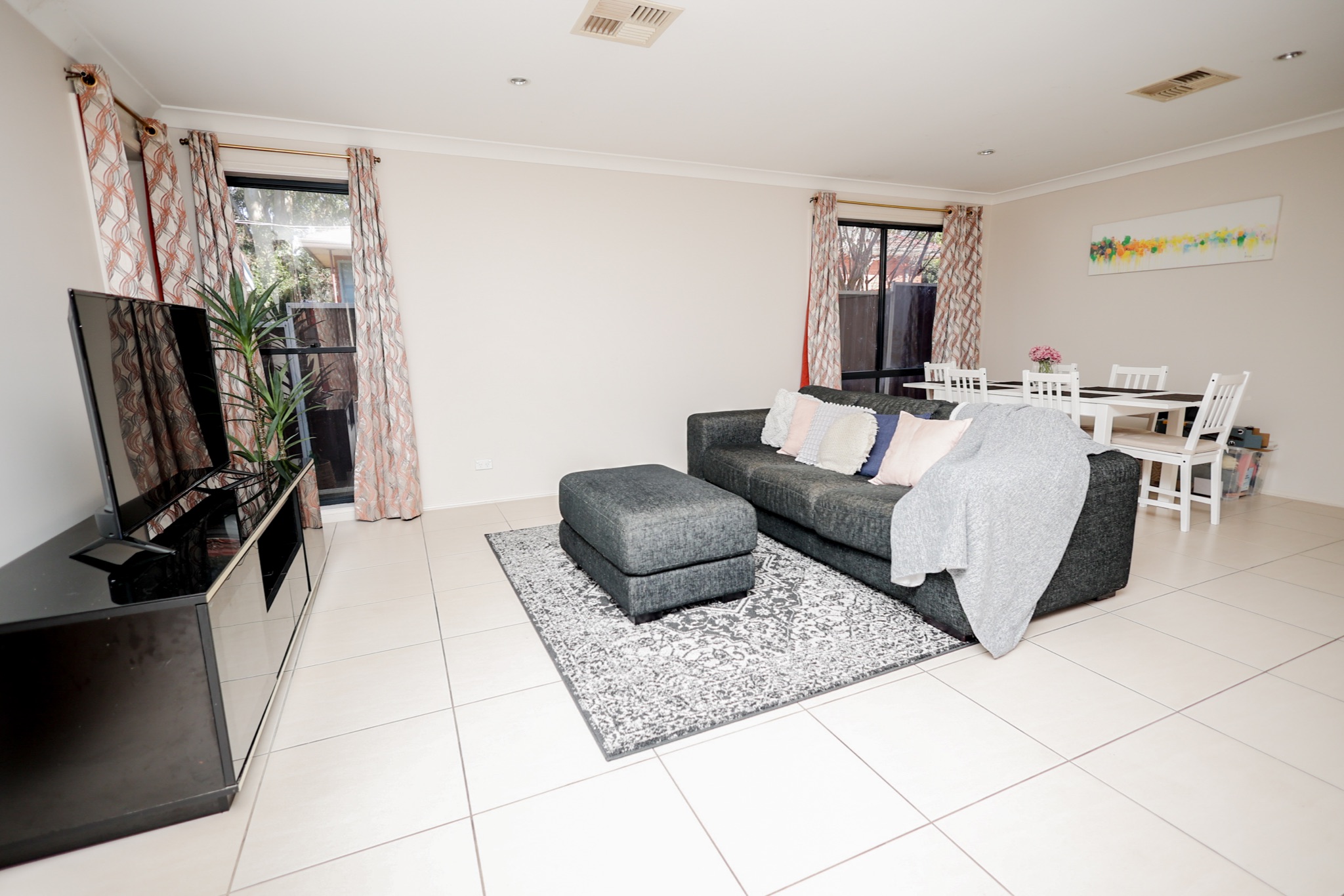 Open-Plan Living in the Heart of Seven Hills - 4 Bedroom - Fully Furnished  - Available now — Home image 4
