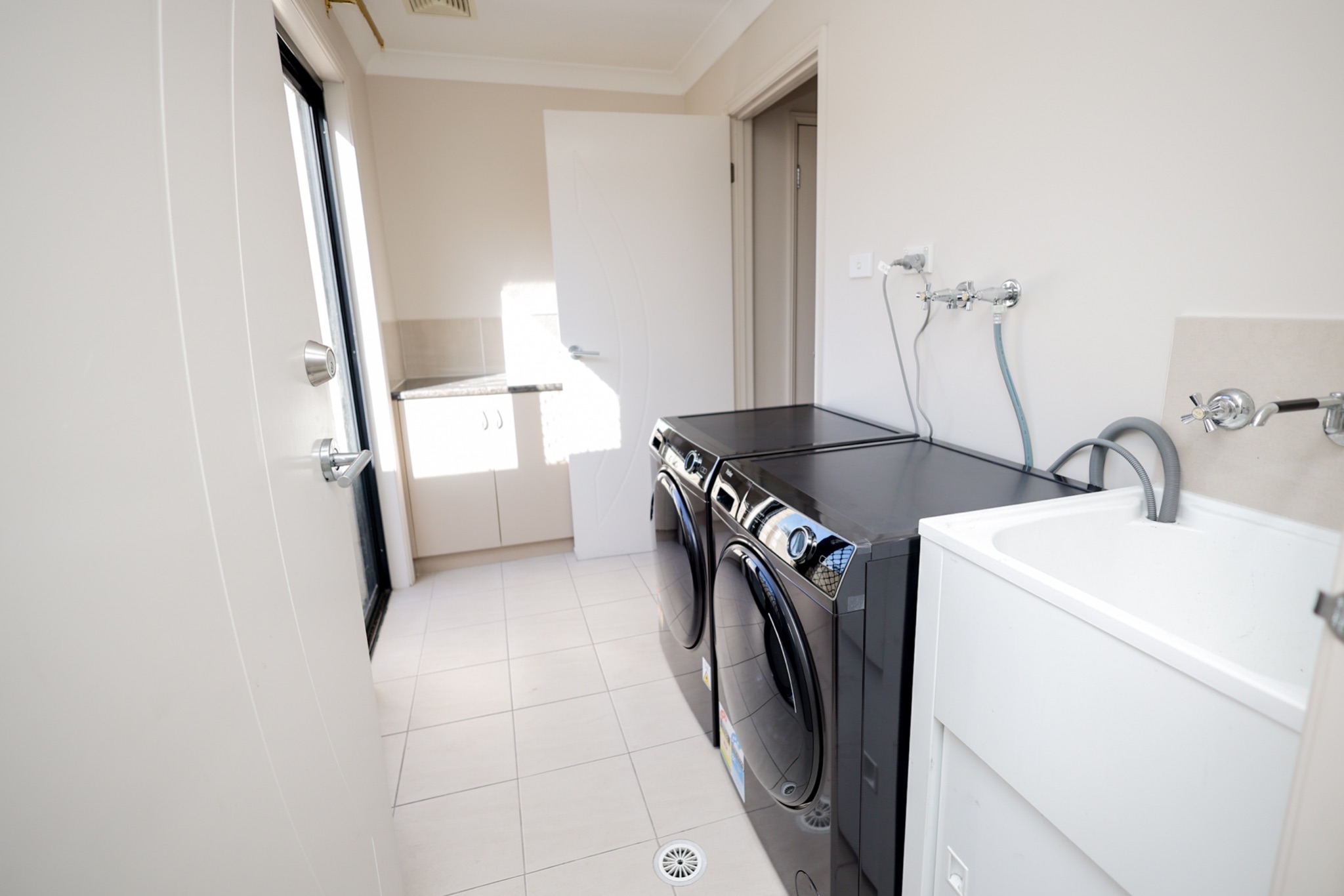 Open-Plan Living in the Heart of Seven Hills - 4 Bedroom - Fully Furnished  - Available now — Home image 8