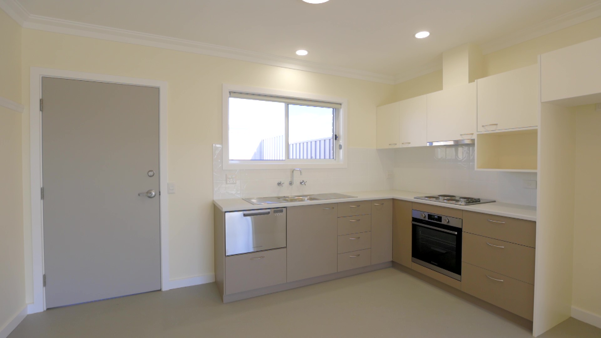 Unit 32 Improved Liveability Unit - Glenfield Park NSW — Home image 3