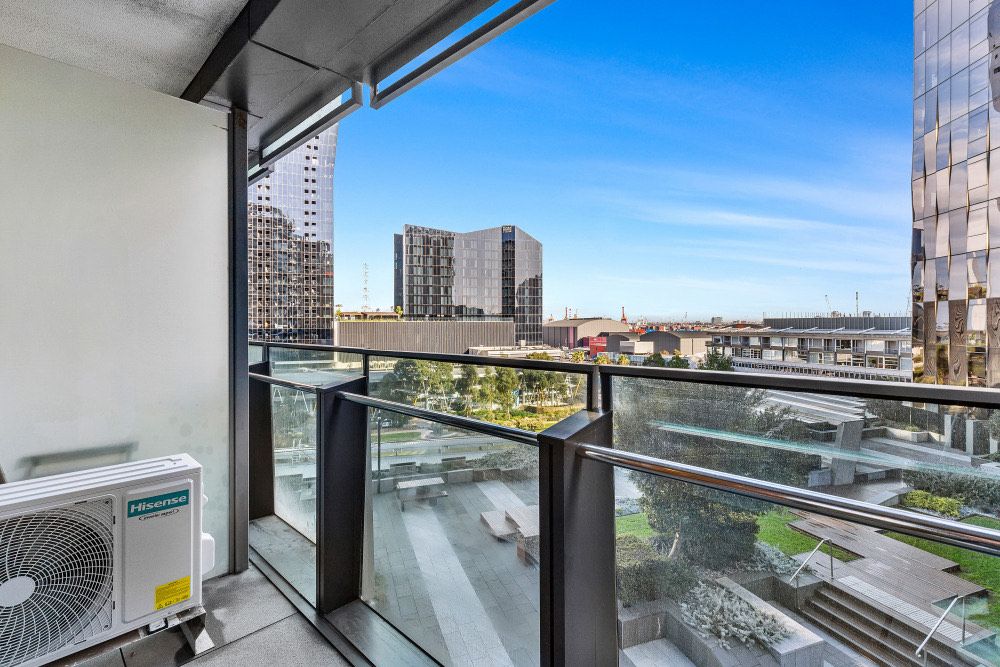 Sleek 1-Bed Apartment by Waterfront Promenade — Home image 6