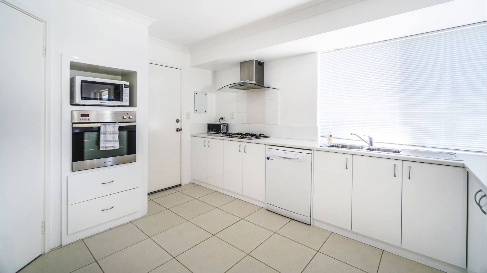 Spacious and modern with Supported Independent Living moments from the beach in Port Kennedy — Home image 3