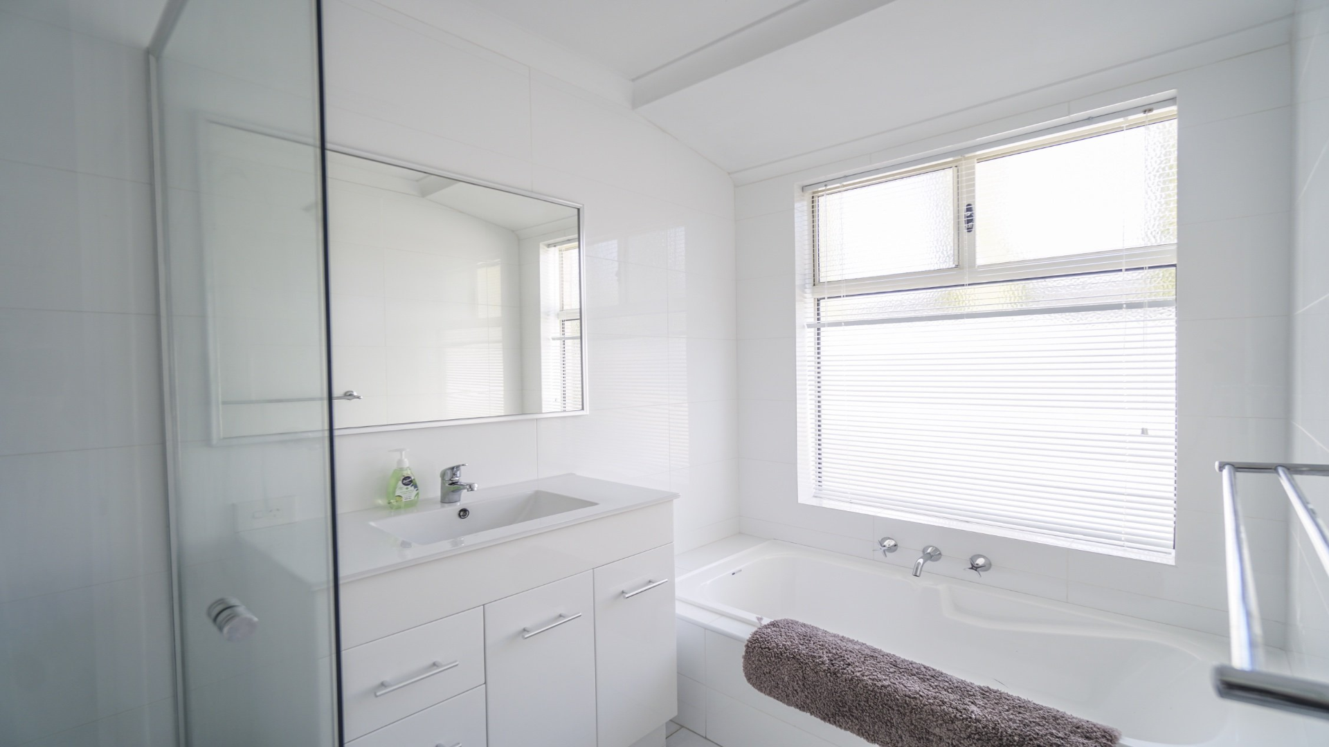 Spacious and modern with Supported Independent Living moments from the beach in Port Kennedy — Home image 4