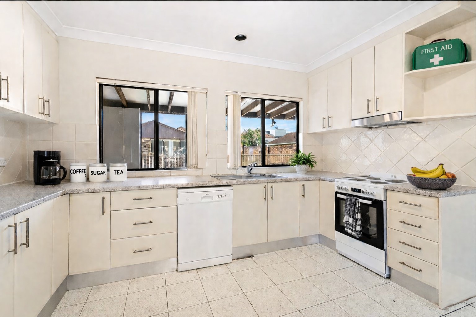 Supported beachside living with pool and shops in walking distance — Home image 3