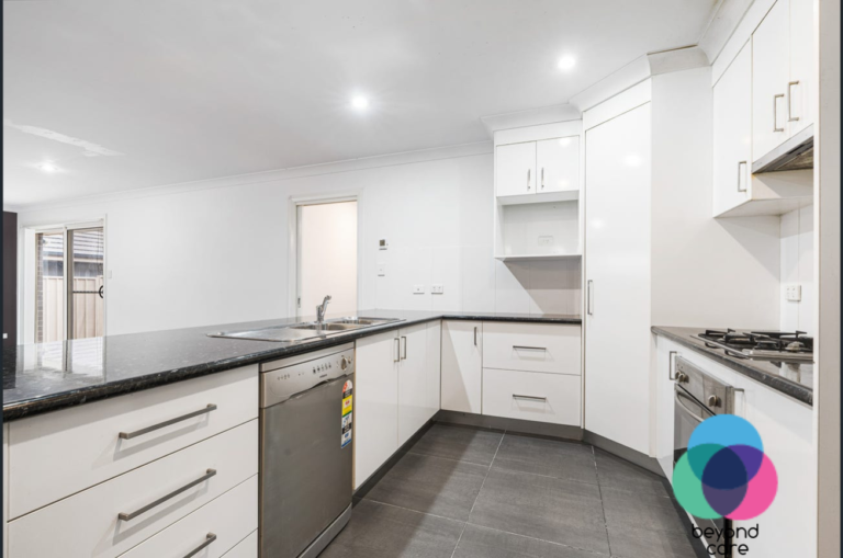 A lovely 4-bedroom single storey house in Orange — Home image 3