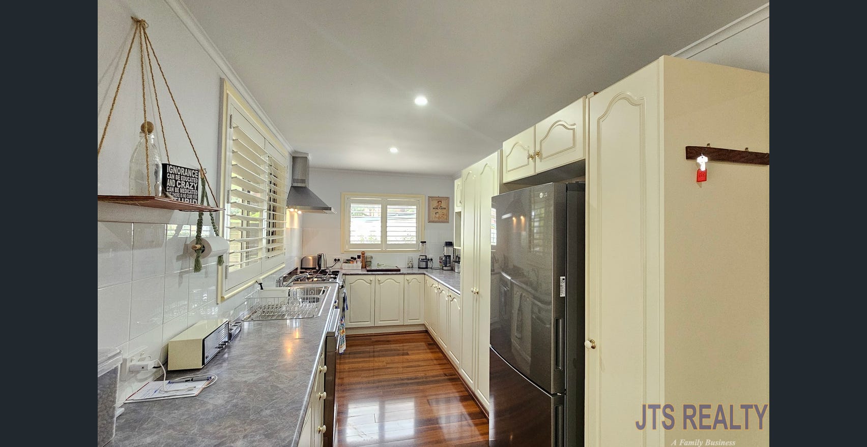 Muswellbrook - unique rural retreat with deck, pool, spa & private river access — Home image 8