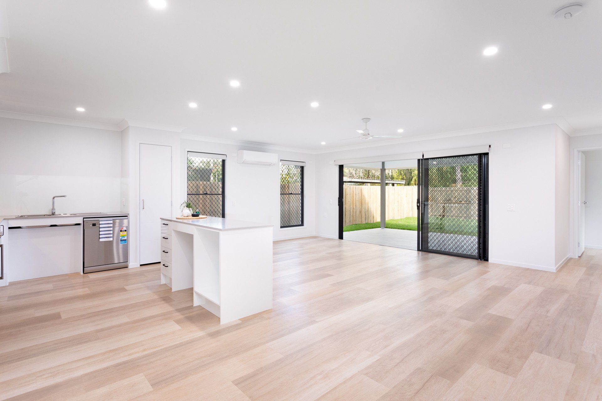 3 Bedroom home + OOA + extra living area in Strathpine, Queensland — Home image 3