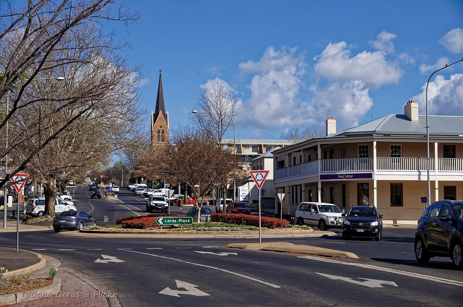 Located on a large block of land, nestled among nature in Orange — Home image 3