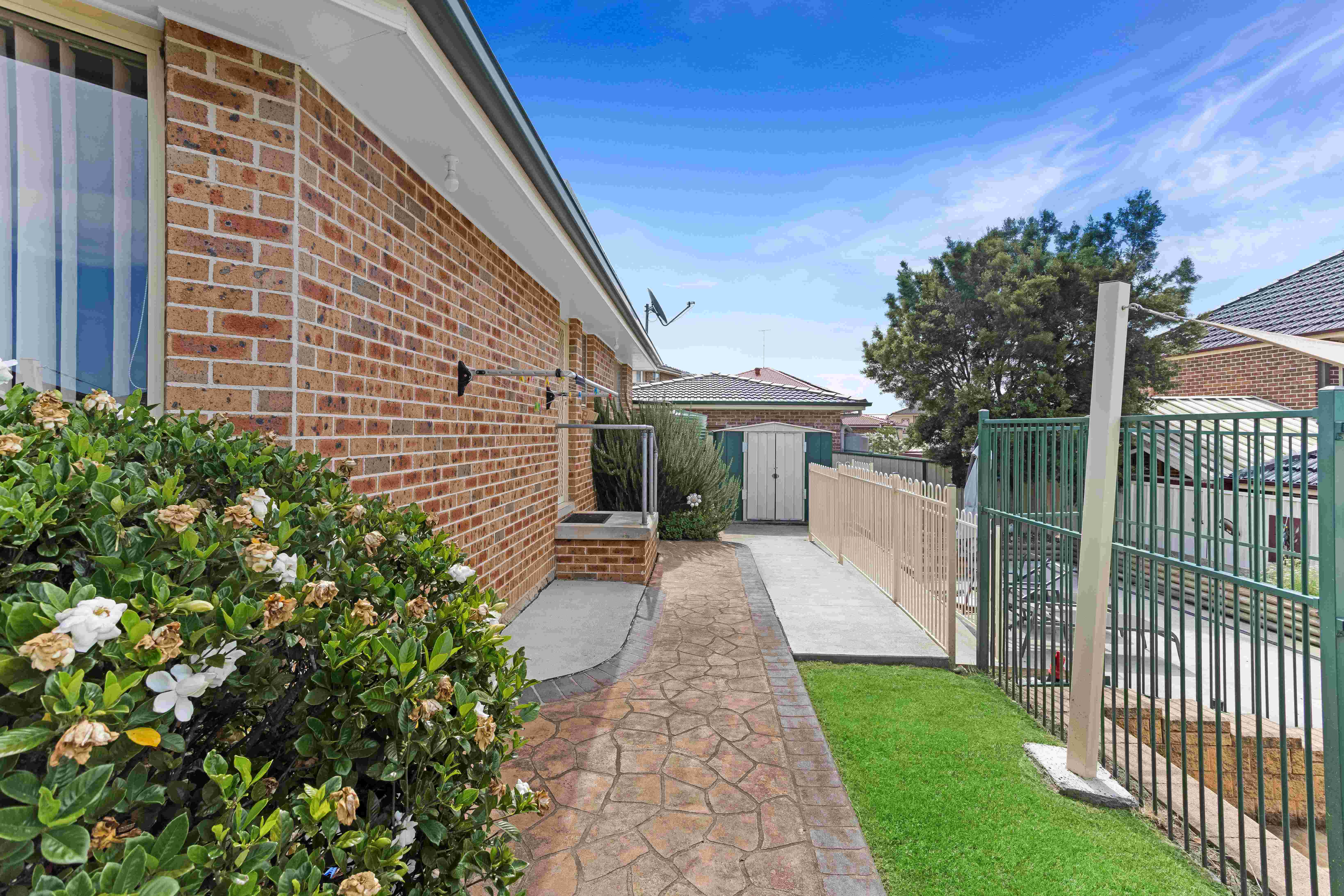 Beautiful Glen Alpine SIL home: spacious living and stunning garden with pool — Home image 11