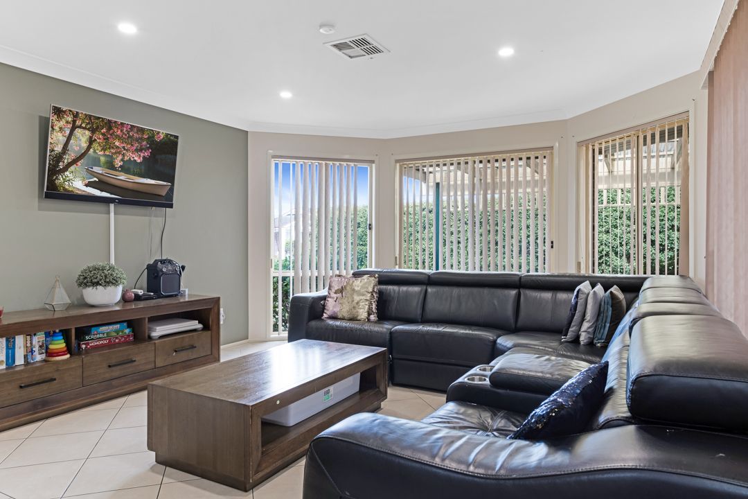 Beautiful Glen Alpine SIL home: spacious living and stunning garden with pool — Home image 3