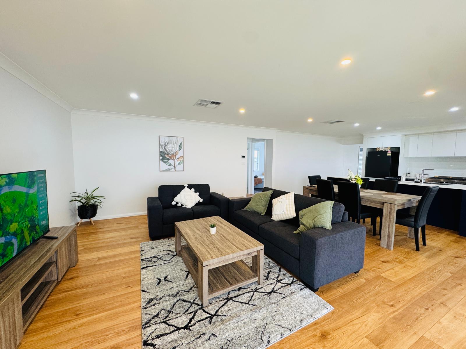 Modern Home with Exceptional Comfort and Convenience — Home image 2