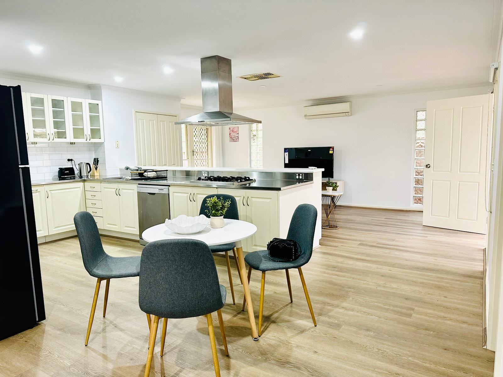 Fully accessible 4 bedroom SIL house-Newly renovated with Brand New Amenities — Home image 2