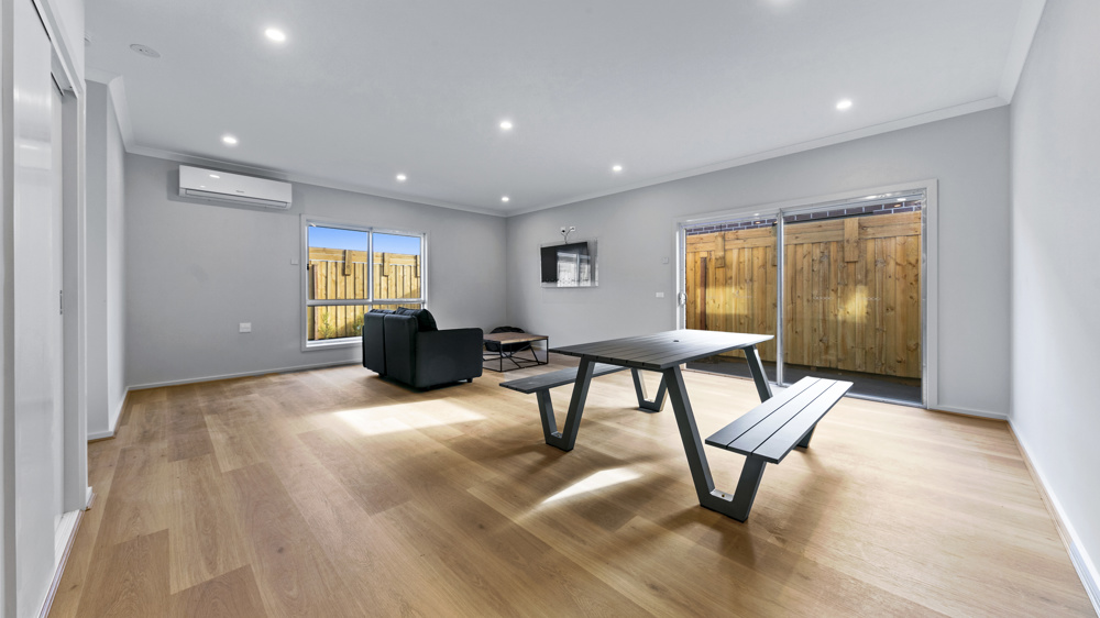 TWO SEPERATE, INDEPENDENT ROBUST RESIDENCES— ONE ROOF — Home image 8