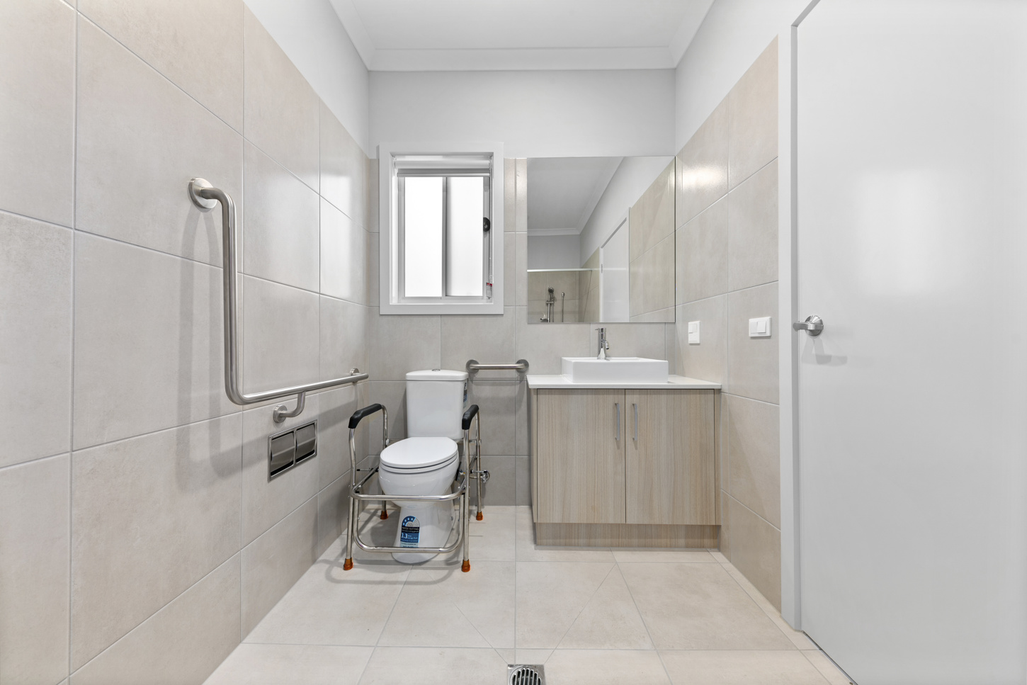 TWO SEPERATE, INDEPENDENT ROBUST RESIDENCES— ONE ROOF — Home image 13