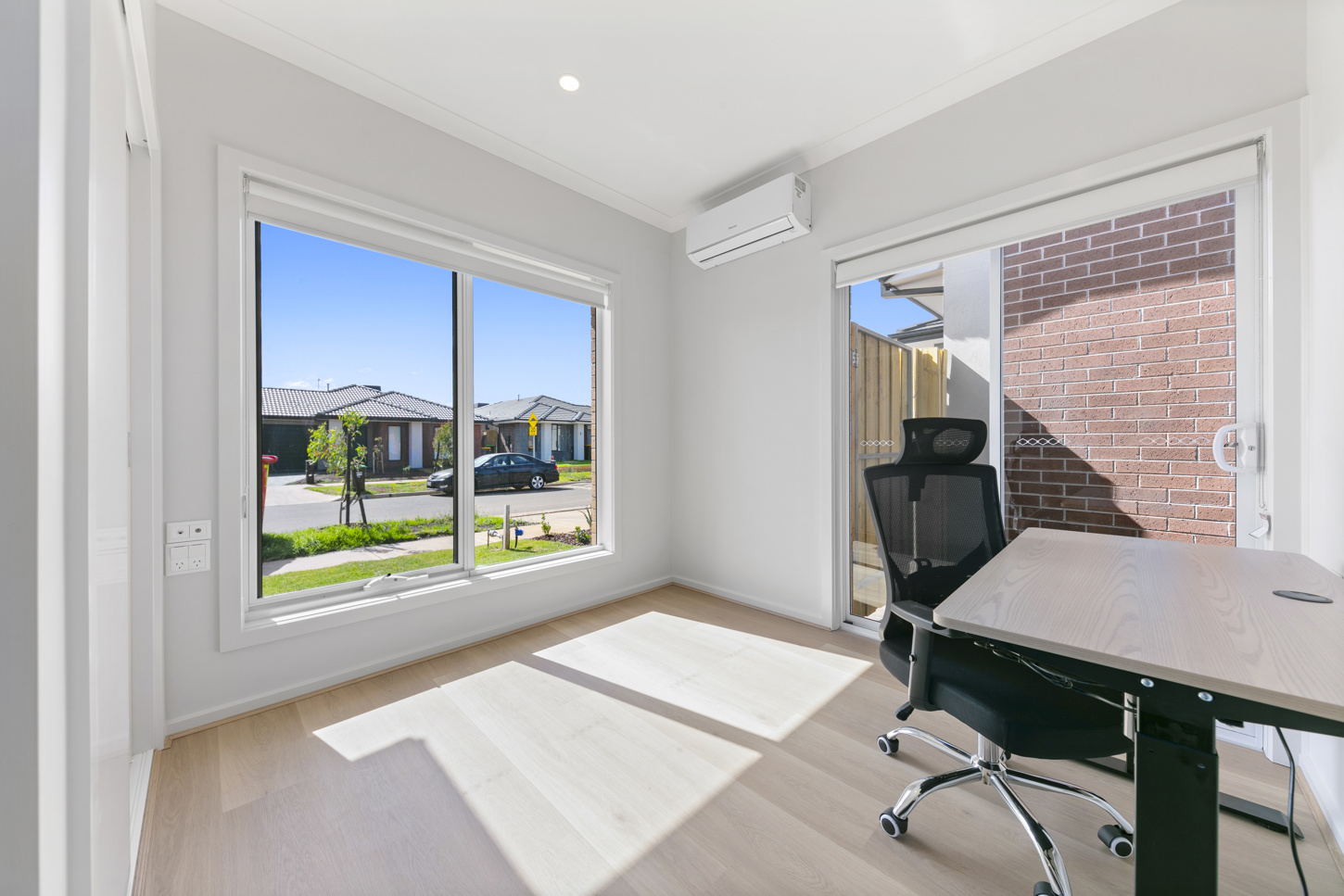 TWO SEPERATE, INDEPENDENT ROBUST RESIDENCES— ONE ROOF — Home image 14