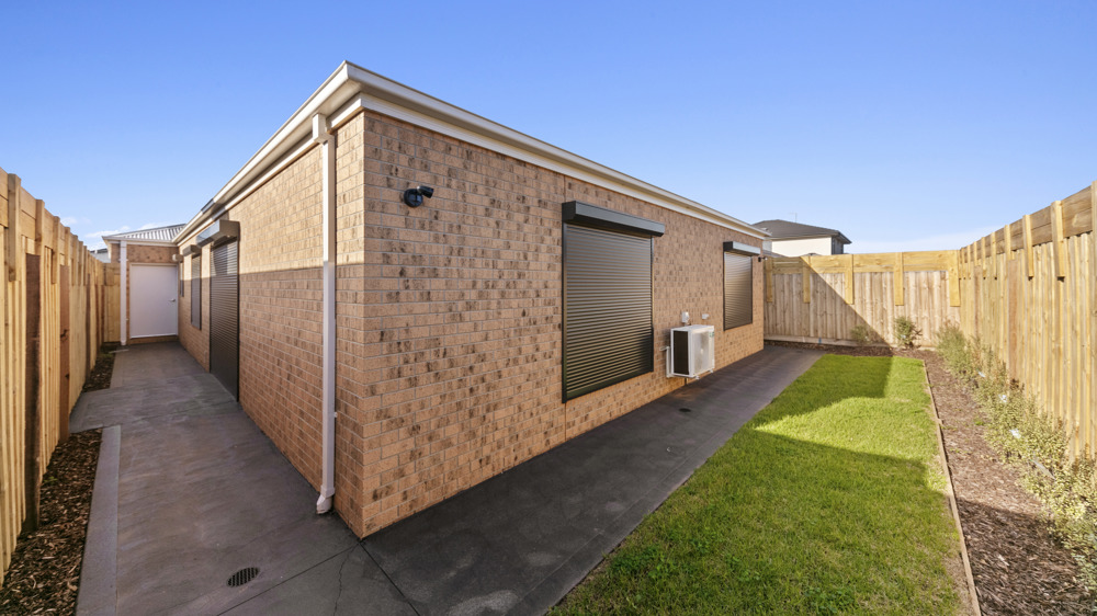 TWO SEPERATE, INDEPENDENT ROBUST RESIDENCES— ONE ROOF — Home image 18