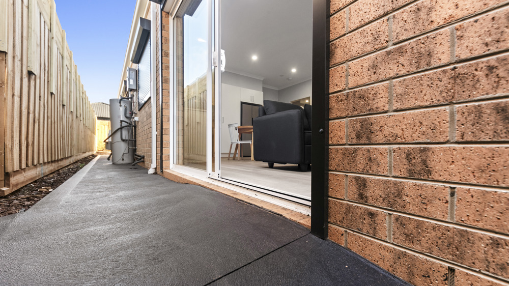 TWO SEPERATE, INDEPENDENT ROBUST RESIDENCES— ONE ROOF — Home image 19