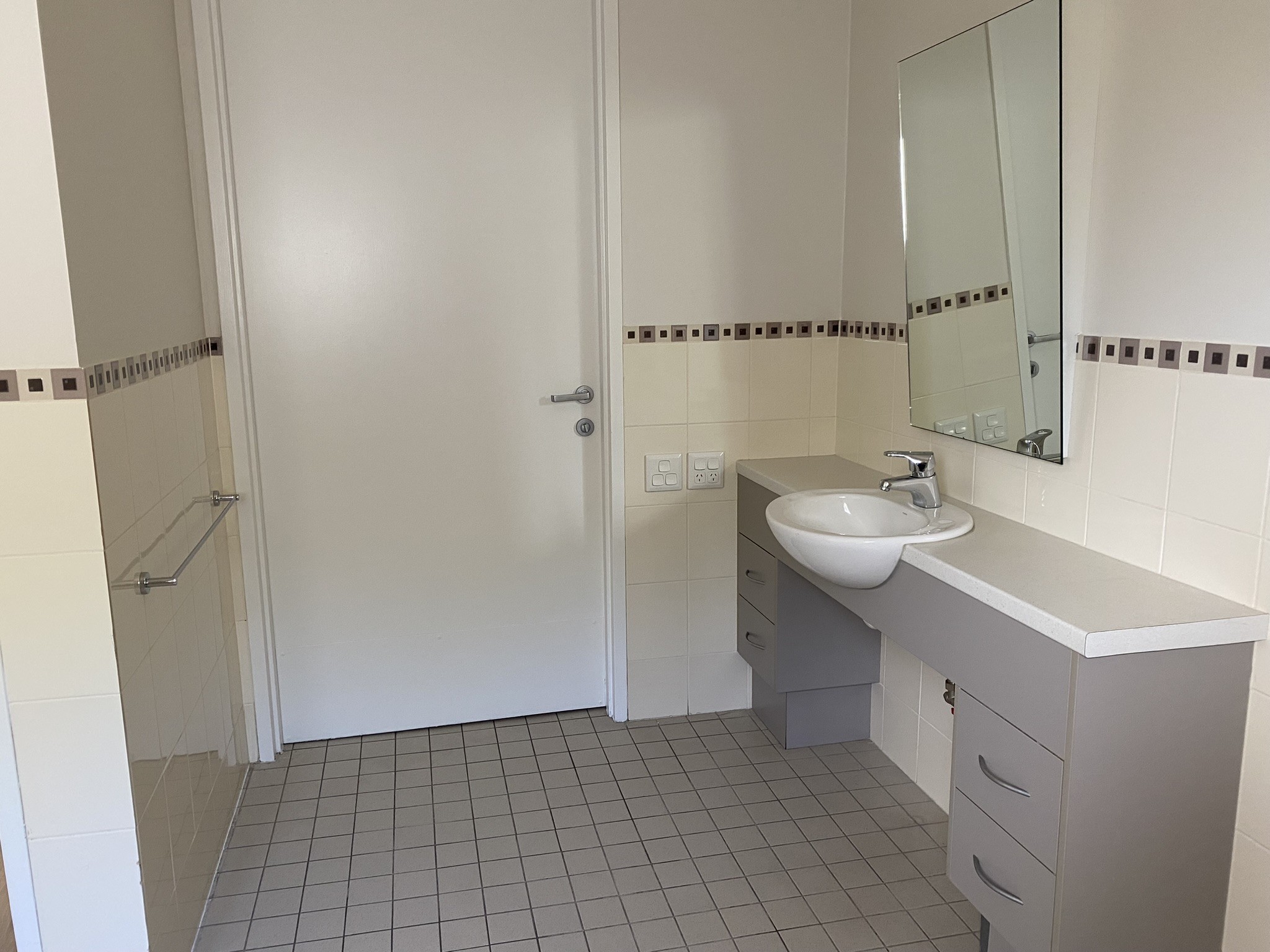 Single Occupancy Whole 2 Bedroom Villa in Elizabeth Grove — Home image 9