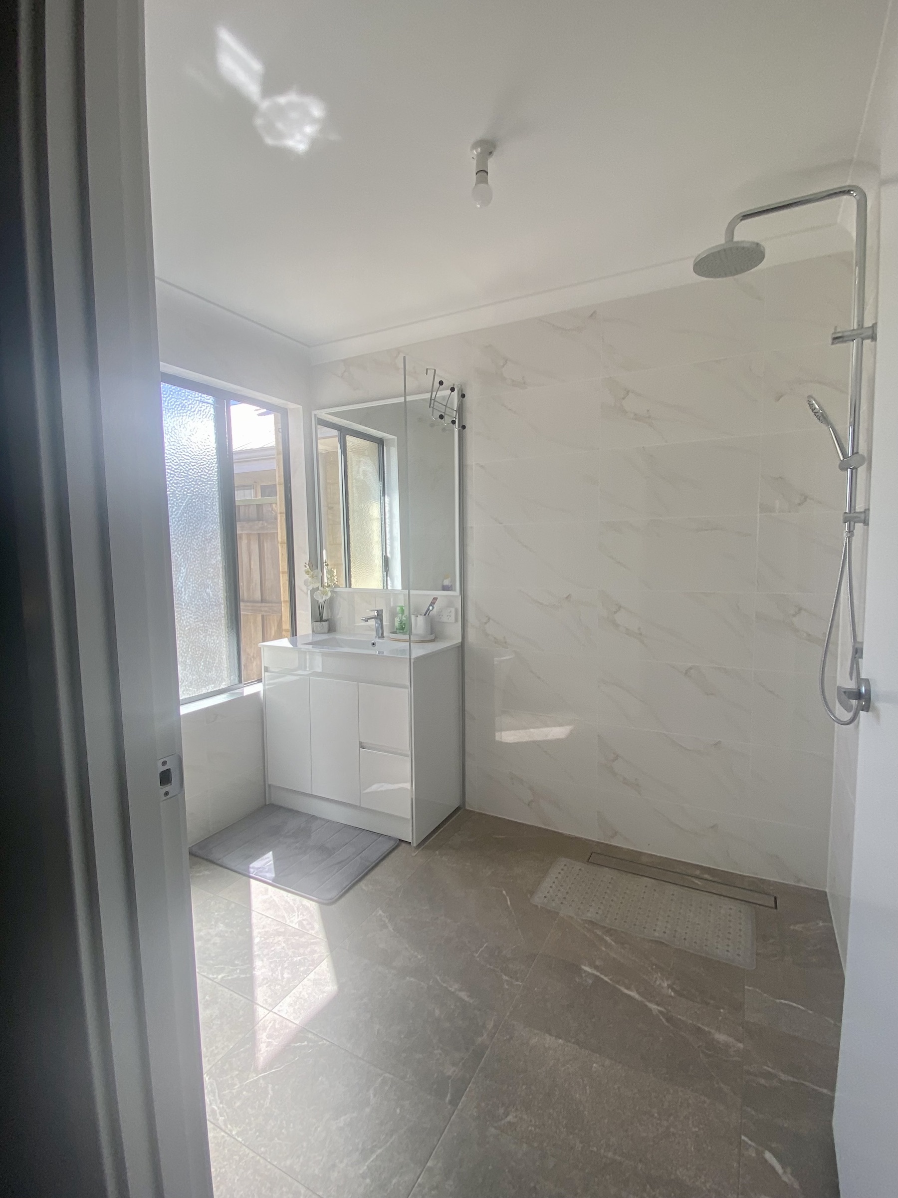 WARM AND SPACIOUS FULLY FURNISHED SIL HOME — Home image 21