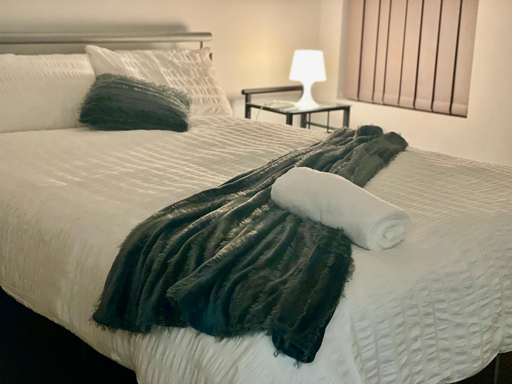 WARM AND SPACIOUS FULLY FURNISHED SIL HOME — Home image 7