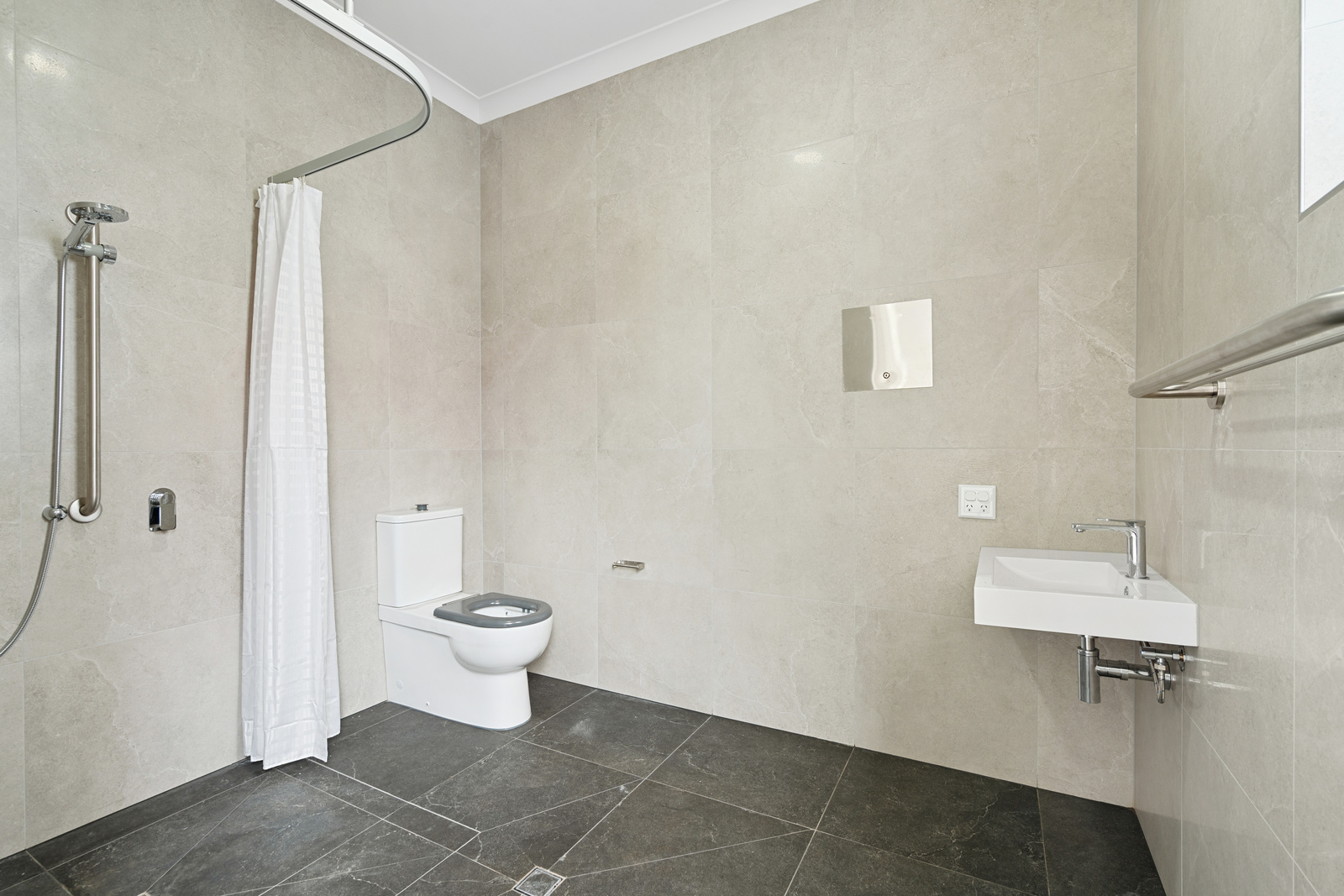 NEWTOWN QLD – ROBUST HOUSE WITH BREAKOUT ROOM — Home image 6