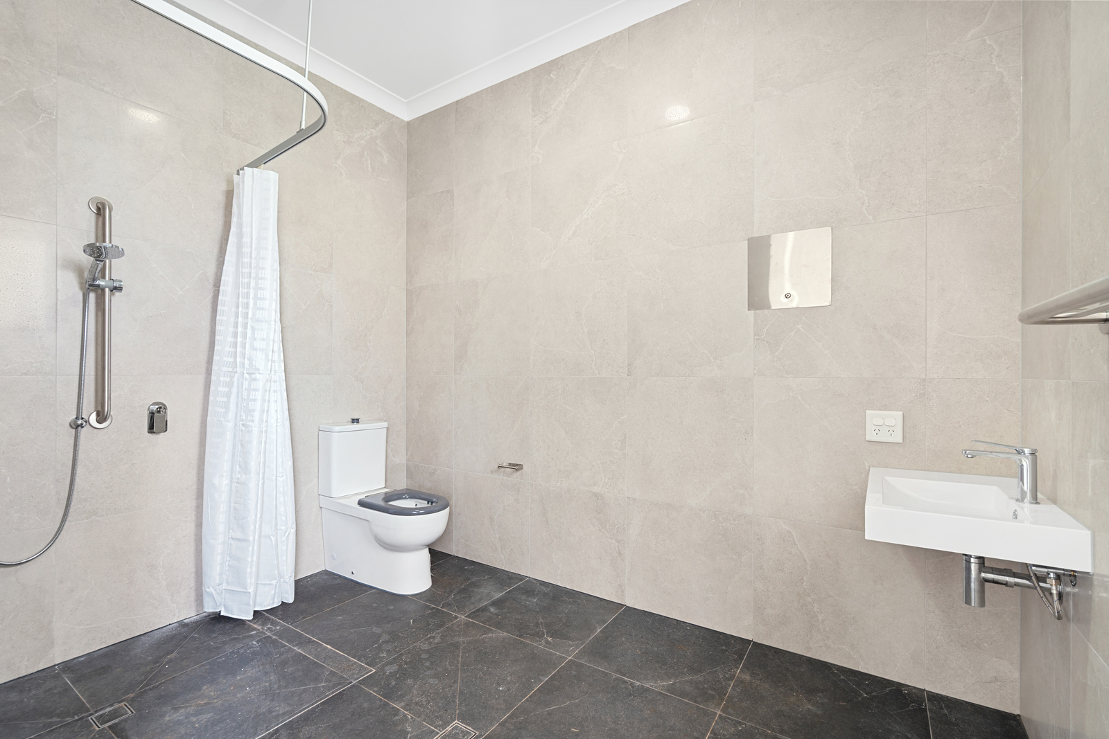 NEWTOWN QLD – ROBUST HOUSE WITH BREAKOUT ROOM — Home image 8
