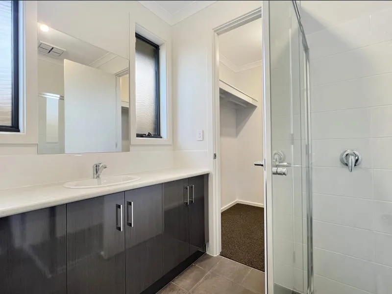 Contemporary Spacious 4-Bedroom SIL Home in Hunterfield Heights- MTA Avaliable — Home image 2