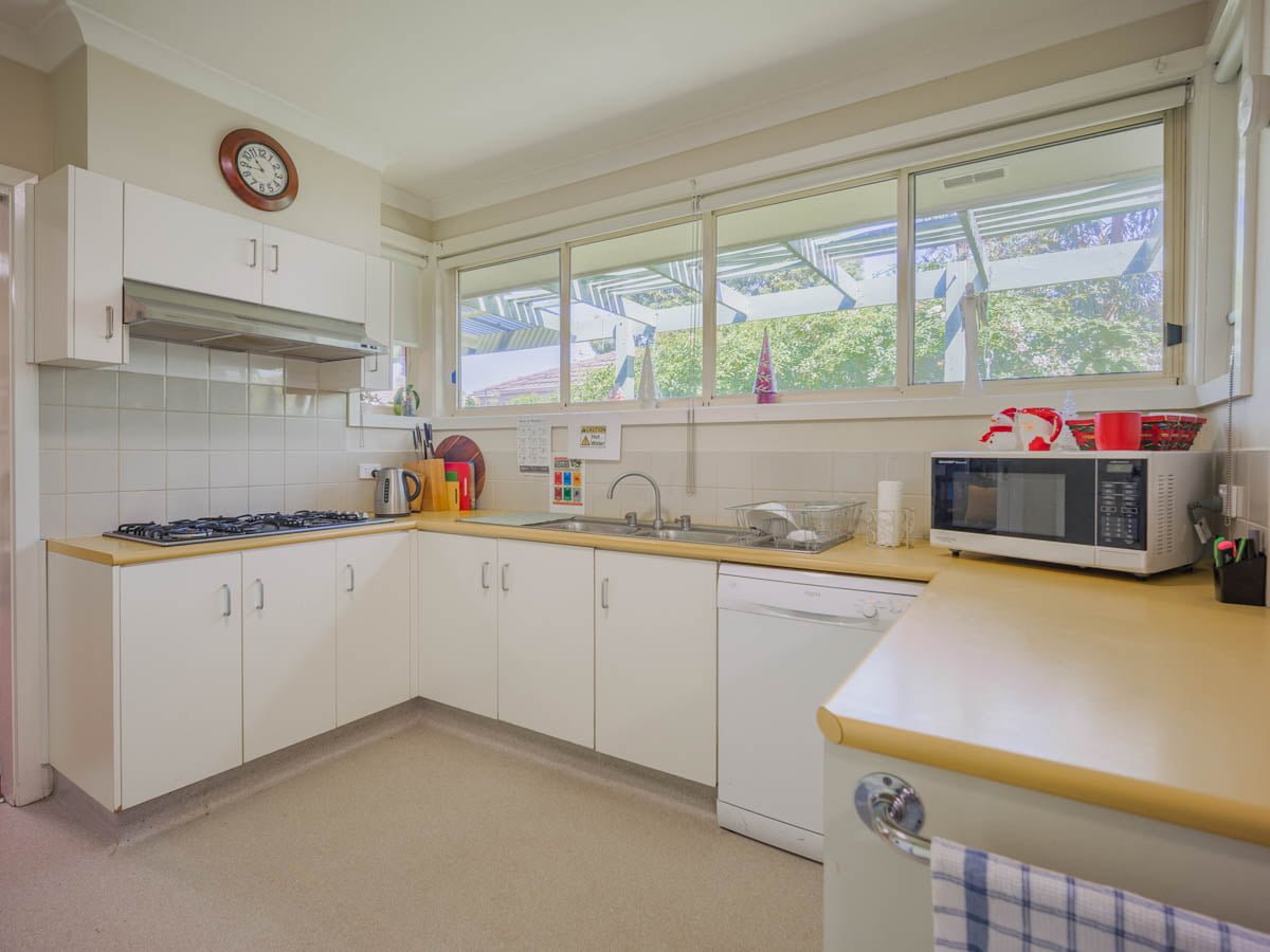 Don't miss this fun- filled living in a three-bed unit in Kingsbury. — Home image 4