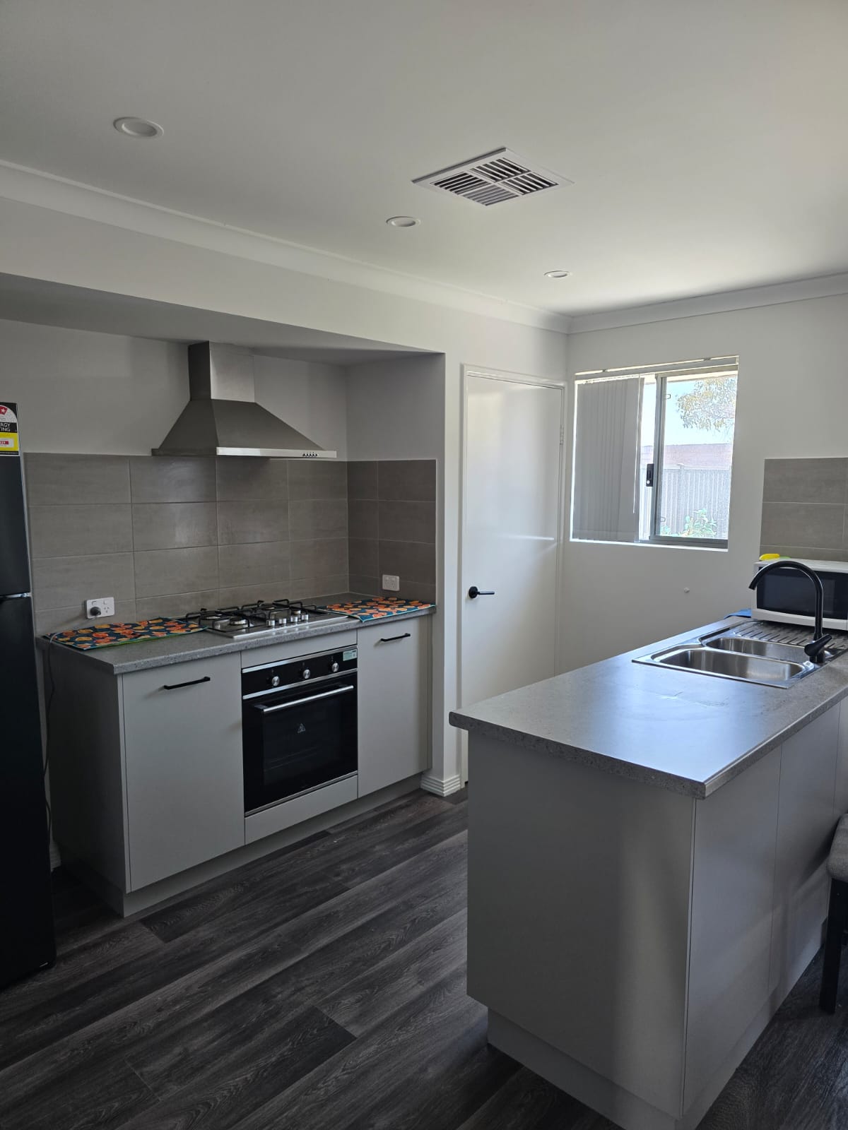 MODERN SIL HOME — Home image 3