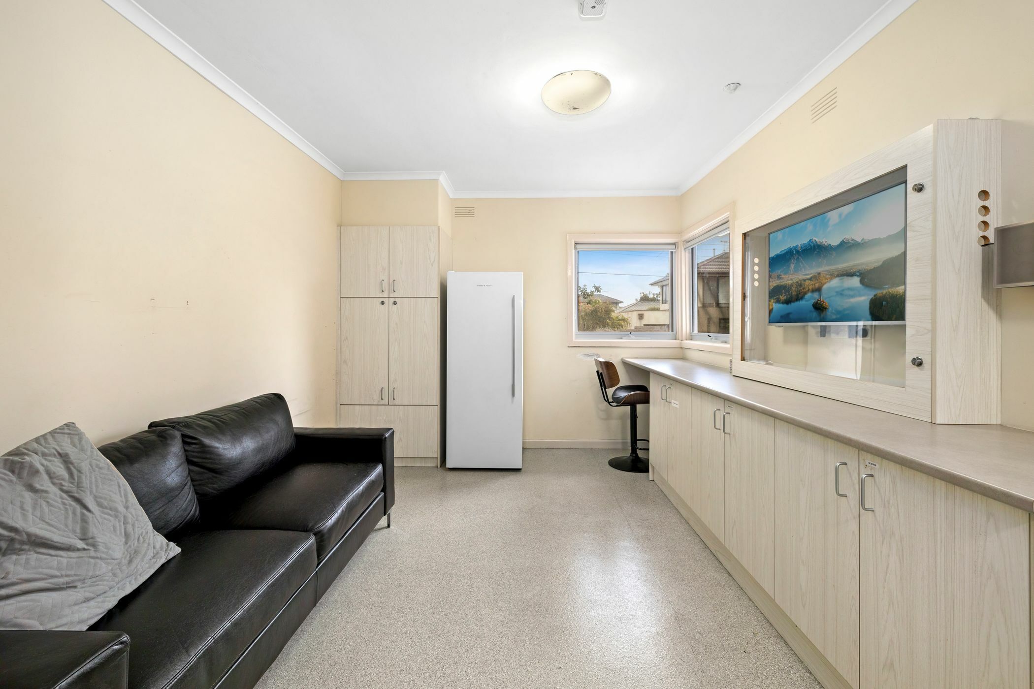 Just minutes to the beach and all the benefits of a Mentone lifestyle — Home image 2