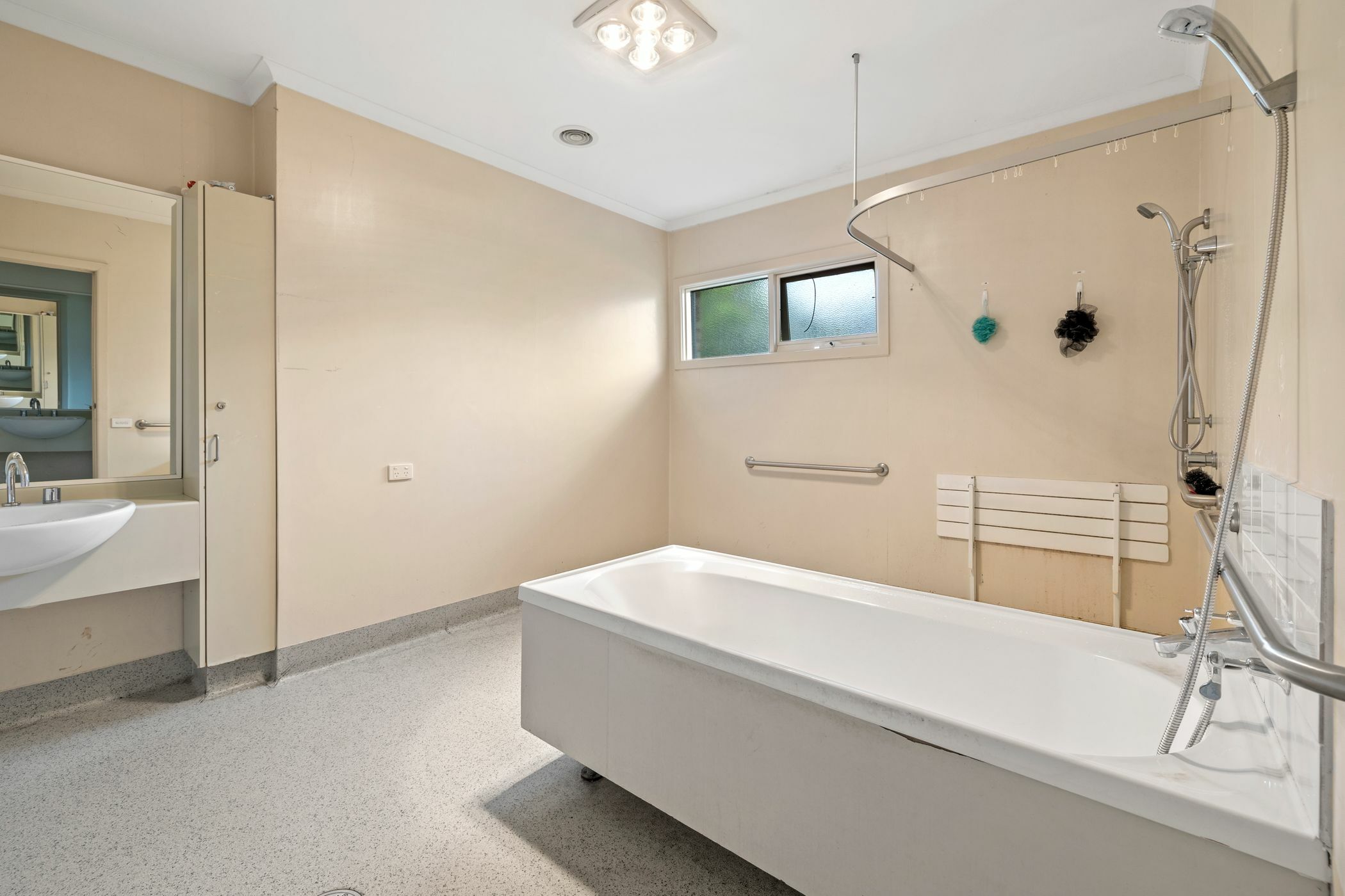 Just minutes to the beach and all the benefits of a Mentone lifestyle — Home image 6