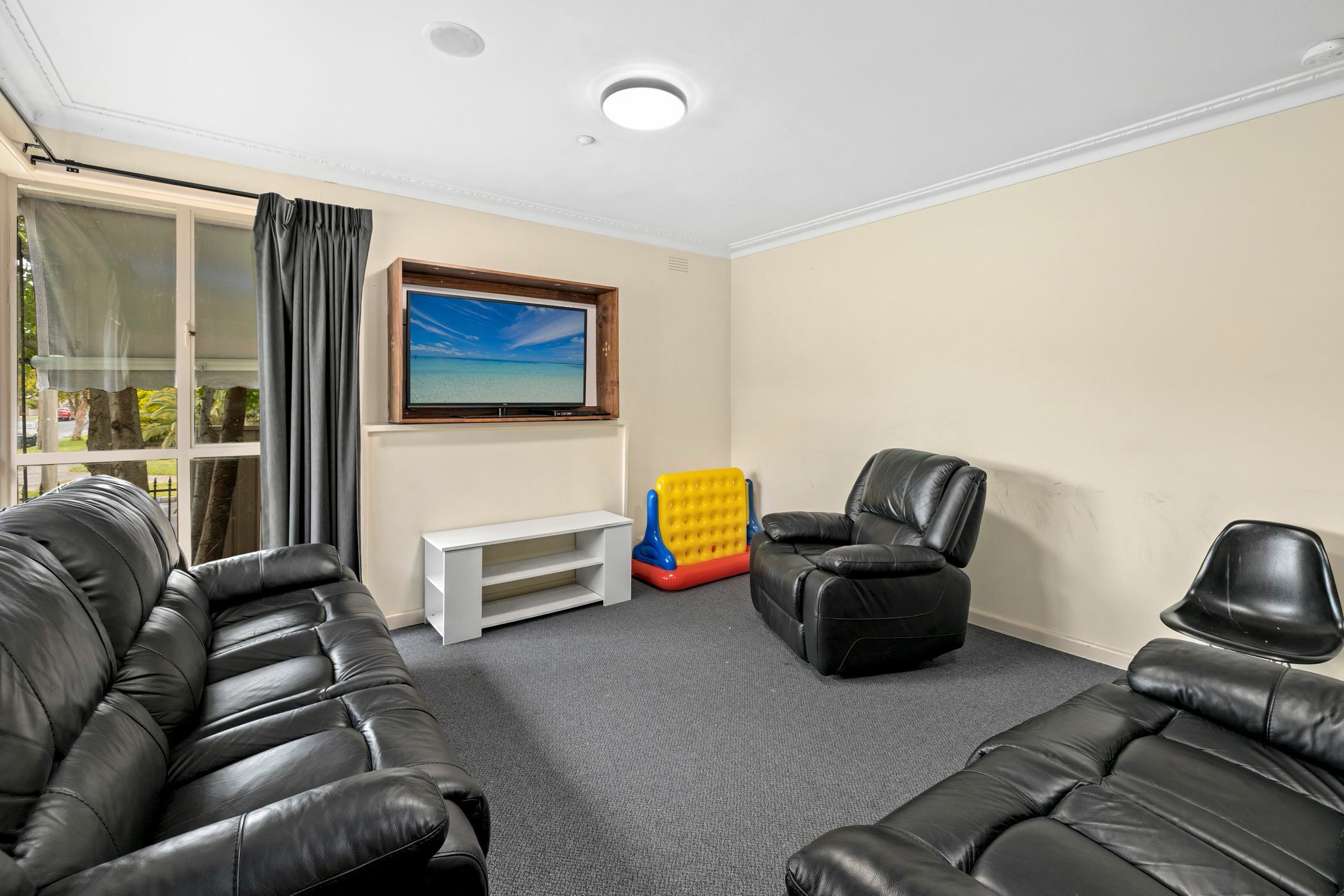 Just minutes to the beach and all the benefits of a Mentone lifestyle — Home image 9