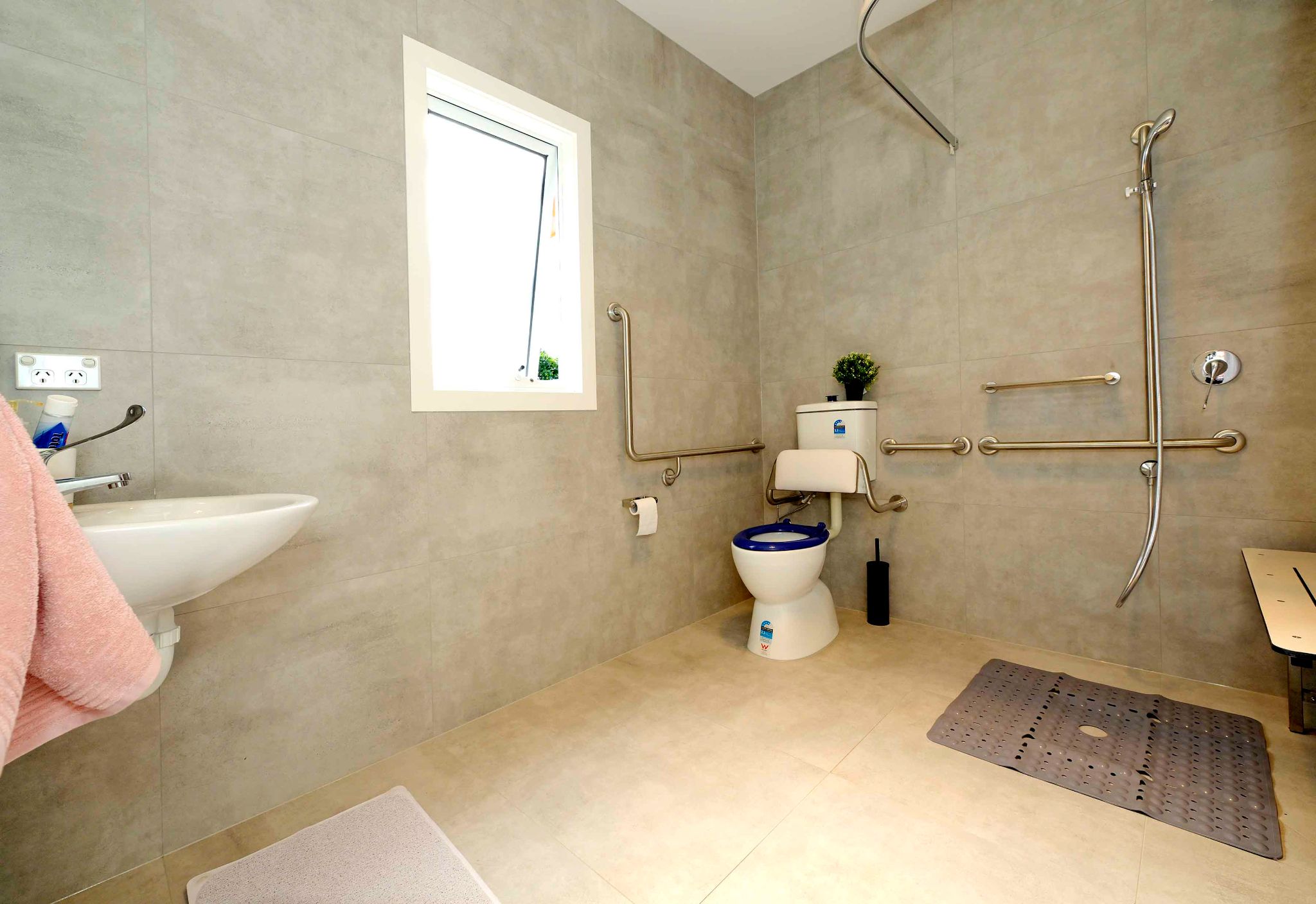 Modern Comfort, Prime Location! — Home image 12