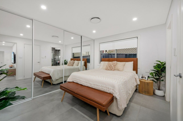 Comfortable 4 bedroom property in Greystanes — Home image 2